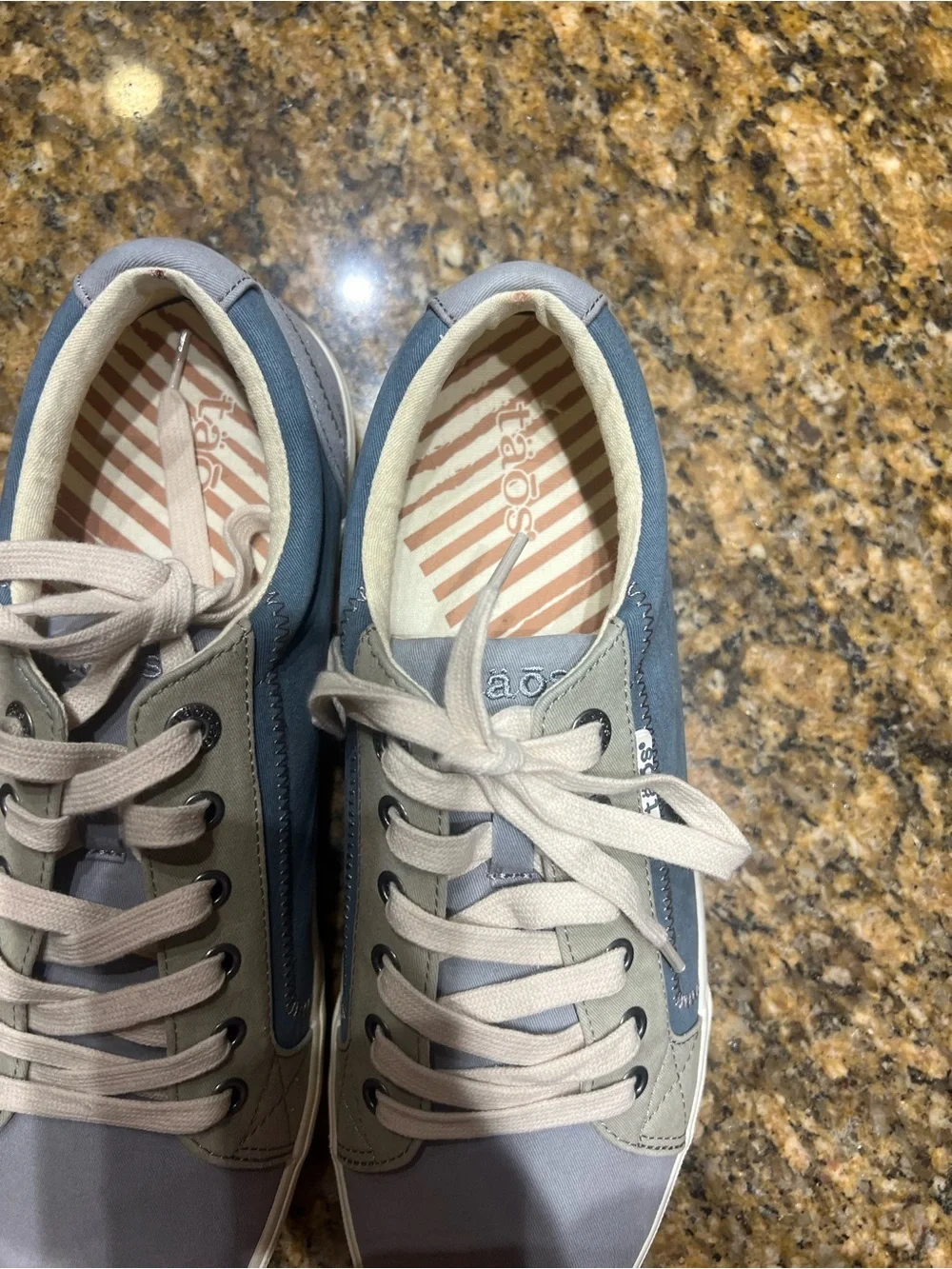 Taos Casual women's Low-Top Sneakers in Light Blue and Gray